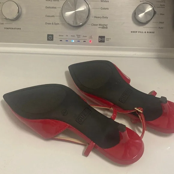 GUESS/Red Pointed Toe Slingback kitten Heels NWOT - Picture 4 of 4